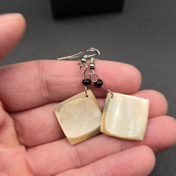 Silver Plated Magpie Shell Dangle Earrings A6320 - Picture 3 of 5